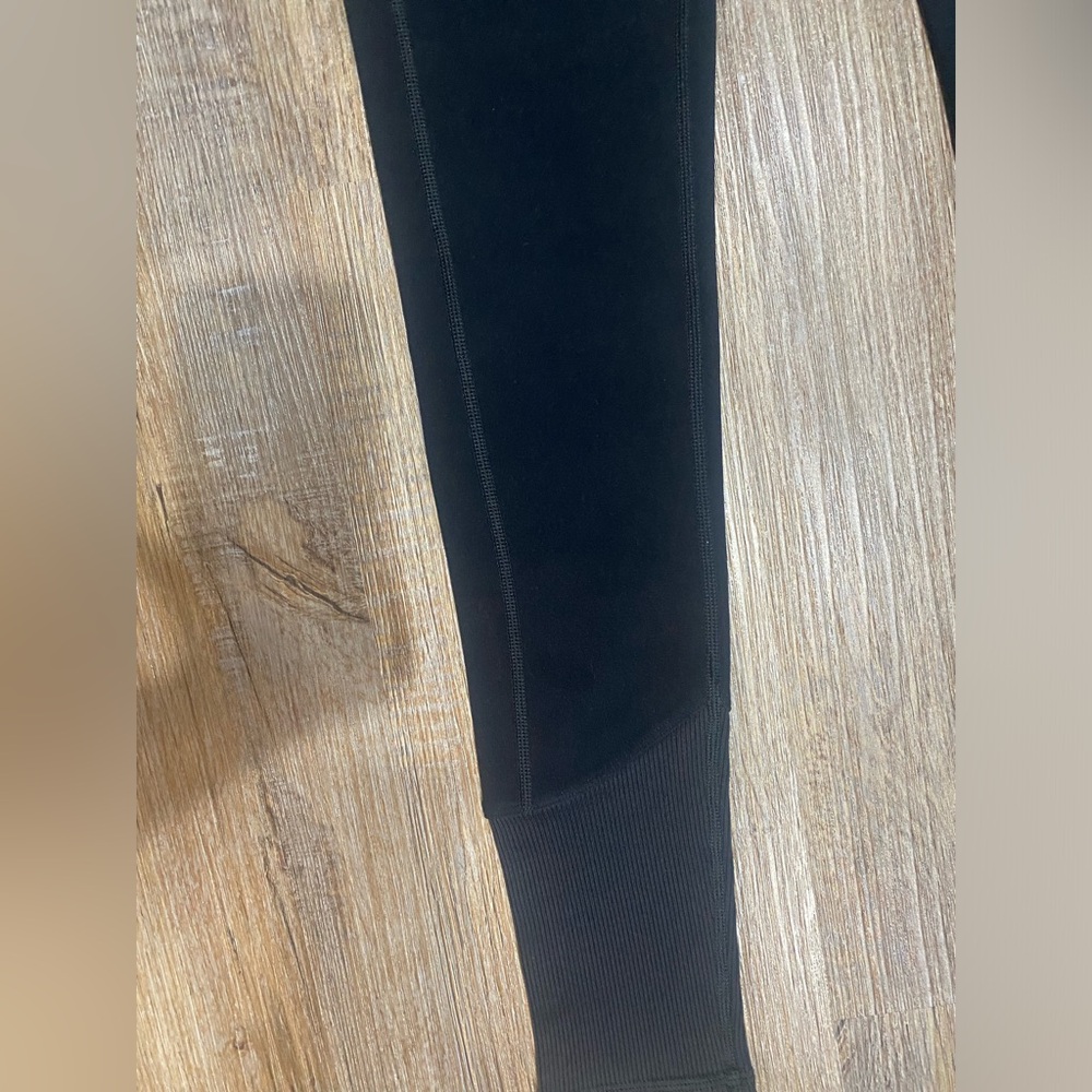 ALO Yoga Black Leggings - Picture 4 of 13